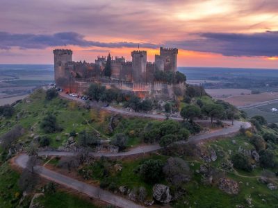 Vuelo en globo sobre el Castillo de Almodóvar del Río al amanecer.