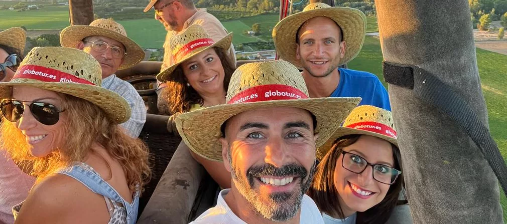 Sonrisas a 300 metros de altura: pasajeros disfrutando de un inolvidable vuelo en globo con Globotur al amanecer.