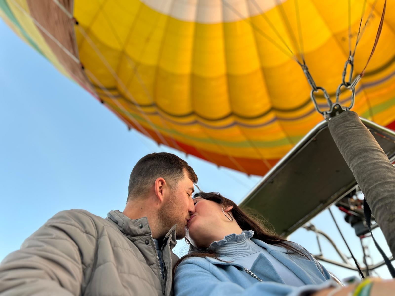 pareja disfrutando de un vuelo en globo romántico
