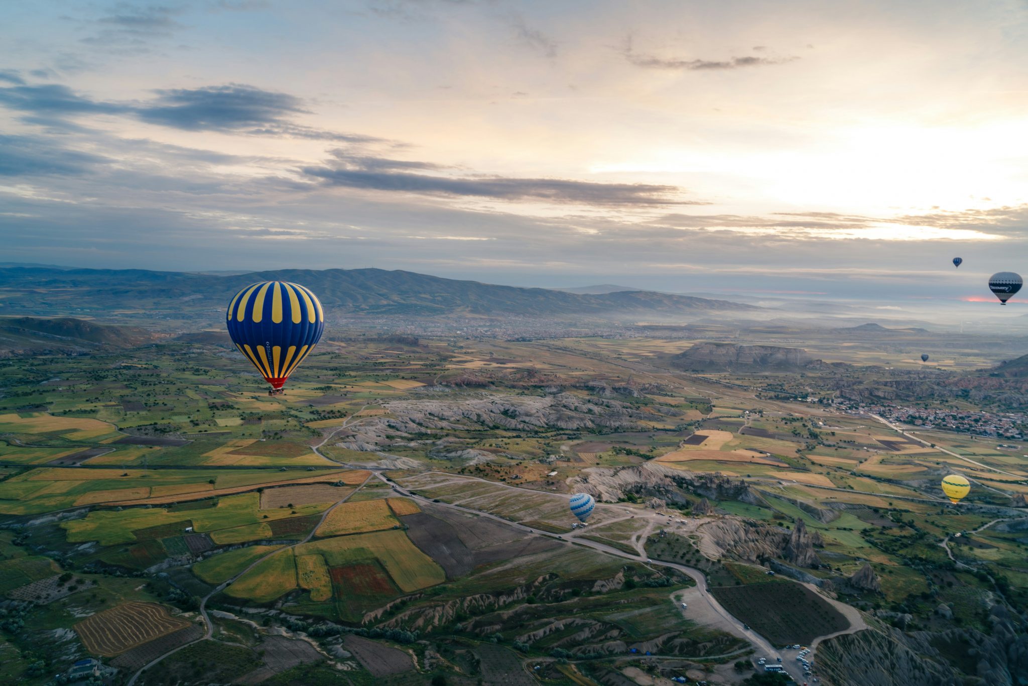 ¿Dudas sobre regalar un vuelo en globo? Resolvemos las 10 preguntas más frecuentes: seguridad, vértigo, precio y más. Descubre por qué es el regalo perfecto.