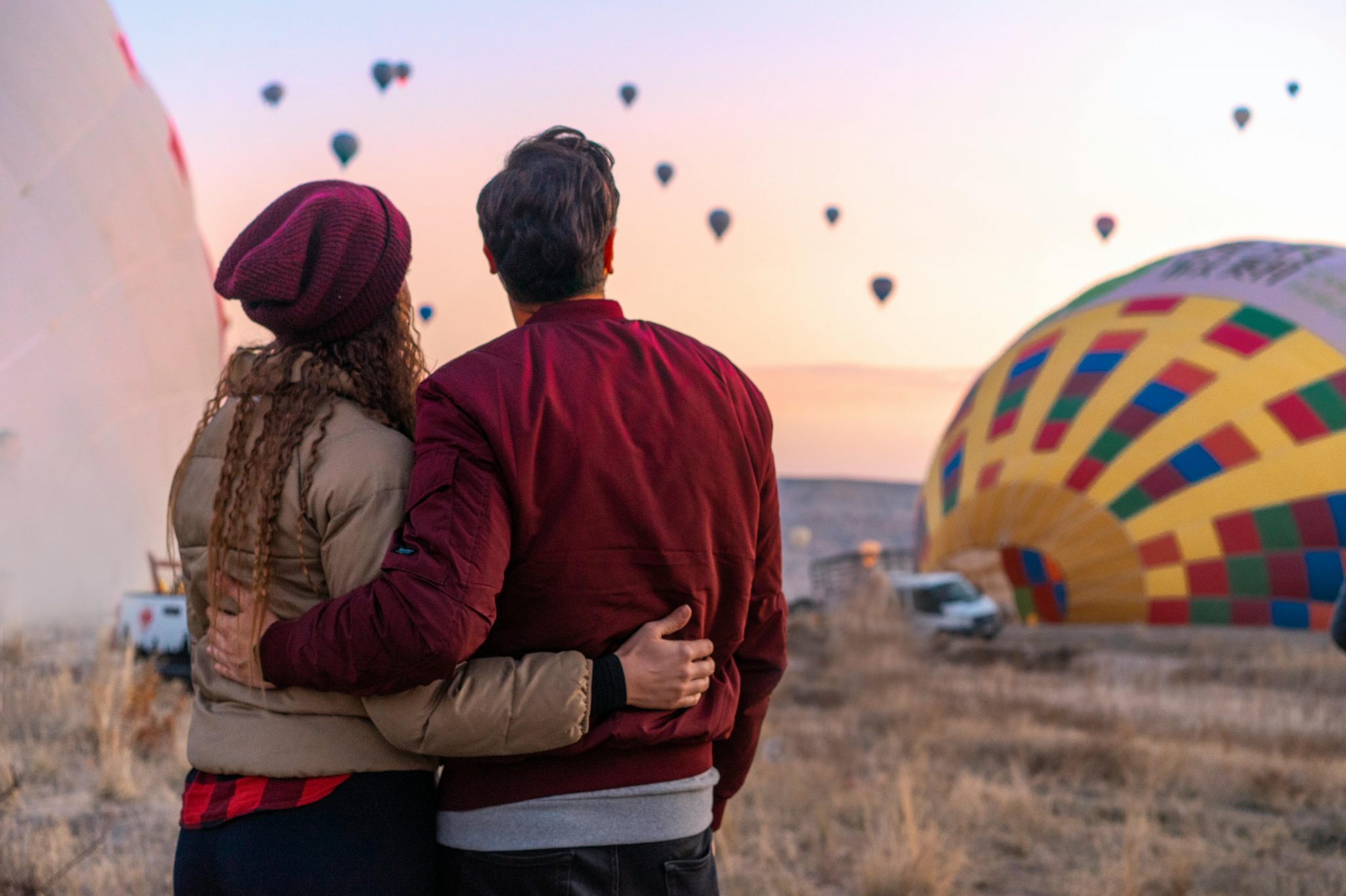 pareja en vuelo en globo romántico San Valentín