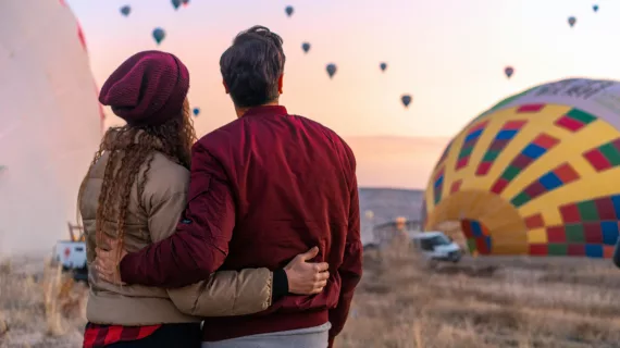 pareja en vuelo en globo romántico San Valentín