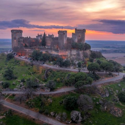 Vuelo en globo sobre el Castillo de Almodóvar del Río al amanecer.