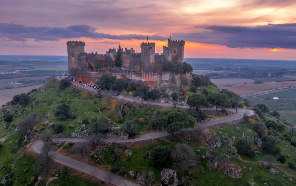 Vuelo en globo sobre el Castillo de Almodóvar del Río al amanecer.